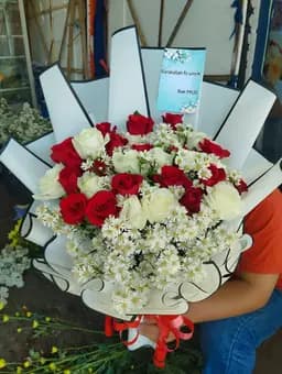 https://salsaflorist.com/image/produk/Buket-Bunga-Segar/Buket-Bunga-Segar-Model-4-0.webp