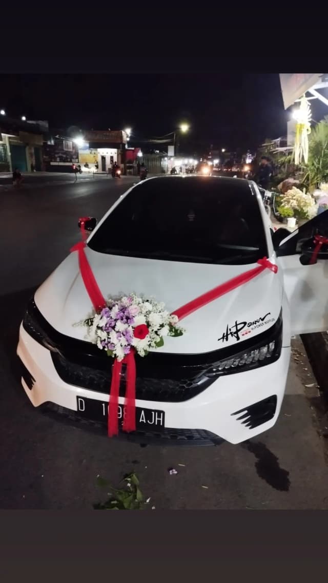 https://salsaflorist.com/image/produk/Bunga-Mobil/Bunga-Mobil-1.jpeg