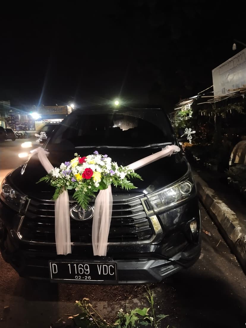 https://salsaflorist.com/image/produk/Bunga-Mobil/Bunga-Mobil-Model-11-0.jpeg