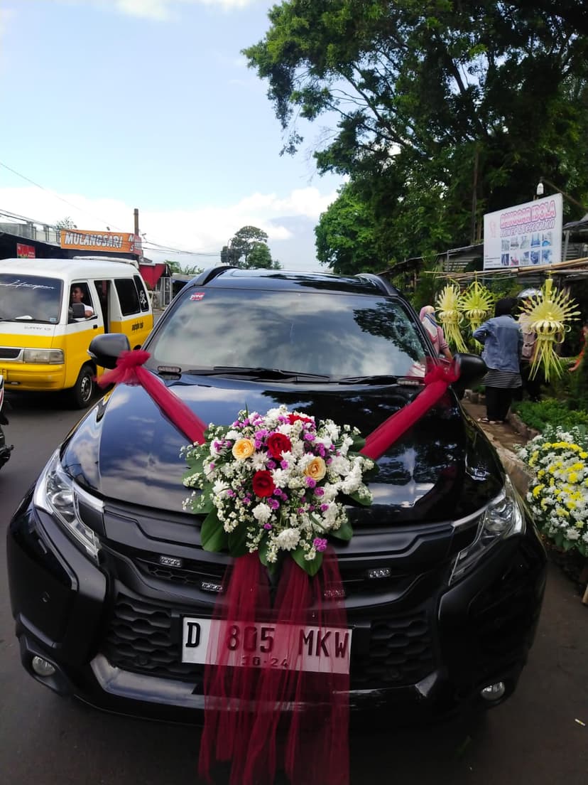 https://salsaflorist.com/image/produk/Bunga-Mobil/Bunga-Mobil-Model-12-0.jpeg
