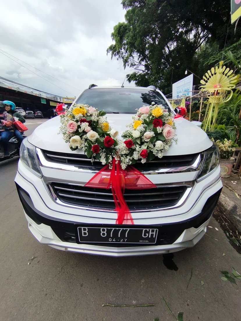 https://salsaflorist.com/image/produk/Bunga-Mobil/Bunga-Mobil-Model-14-0.png