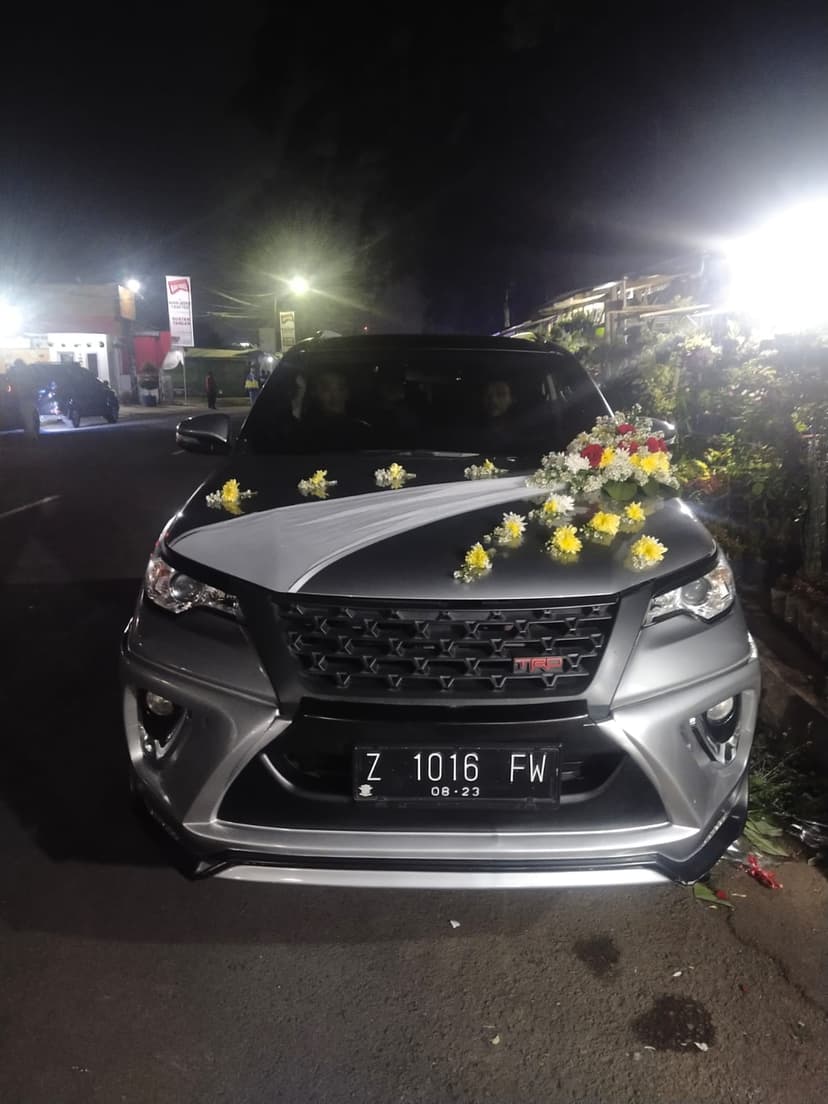 https://salsaflorist.com/image/produk/Bunga-Mobil/Bunga-Mobil-Model-4-0.jpeg