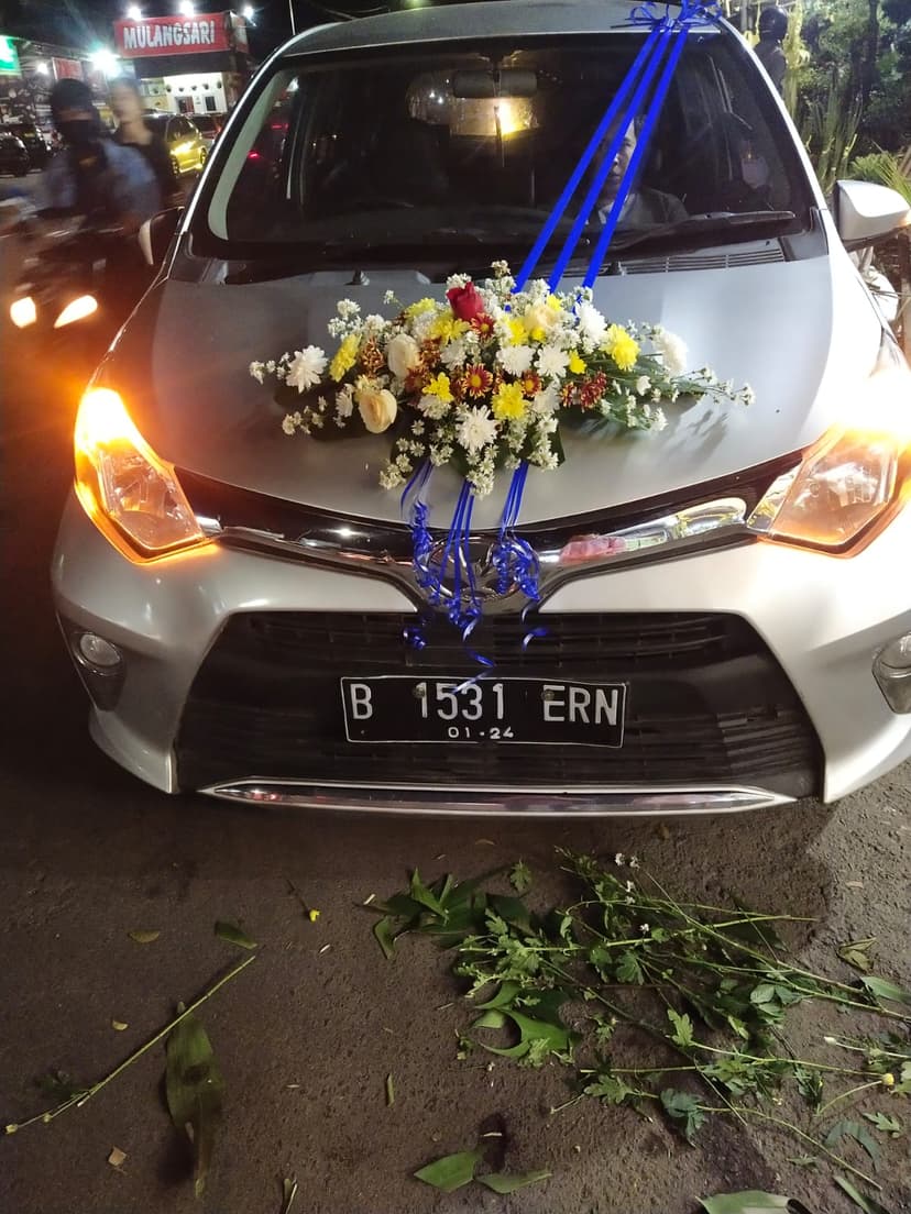 https://salsaflorist.com/image/produk/Bunga-Mobil/Bunga-Mobil-Model-7-0.jpeg